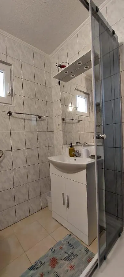 Apartments Zoran Povljana 0*,